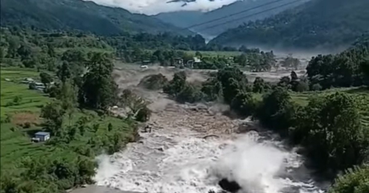 लेहेन्दे खोलाबाट शुरू भयाे बाढी:   बाढी प्रभावितको हेलिकोप्टरबाट उद्धार गर्न प्राधिकरणको निर्देशन