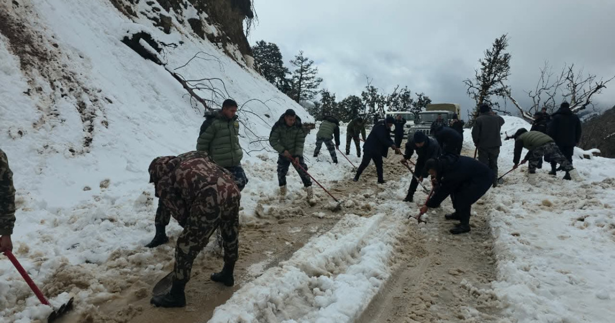 भारी हिमपातपछि अवरुद्ध मध्यपहाडी लोकमार्ग पुनः सञ्चालनमा