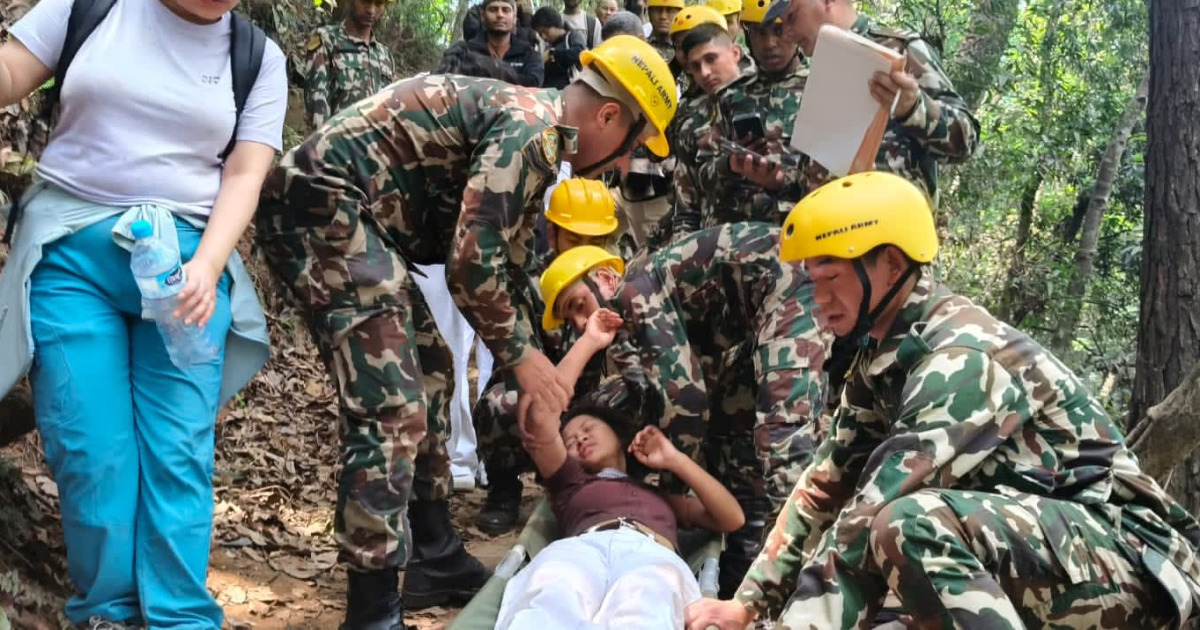 नागार्जुनको जामाचोमा पदयात्राको क्रममा लडेर बेहोस भएकी महिलाको सेनाले गर्यो उद्धार