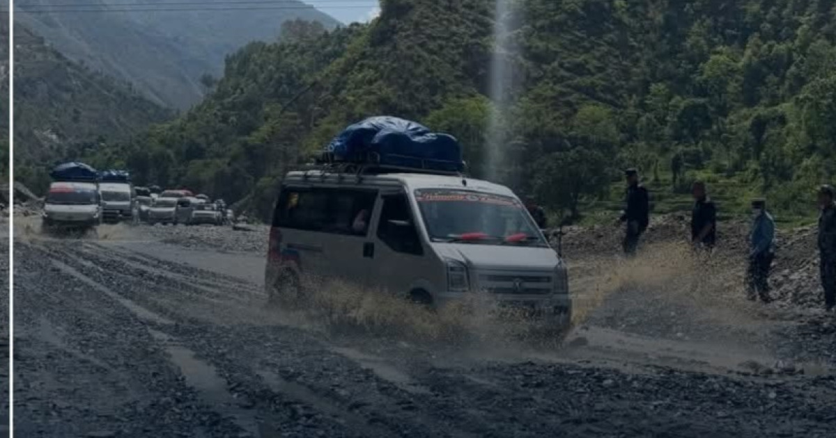 वर्षाका कारण बीपी राजमार्गमा सवारी आवागमन रोक